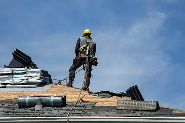Professional Gutter Installation technician working in Pleasantville, IA